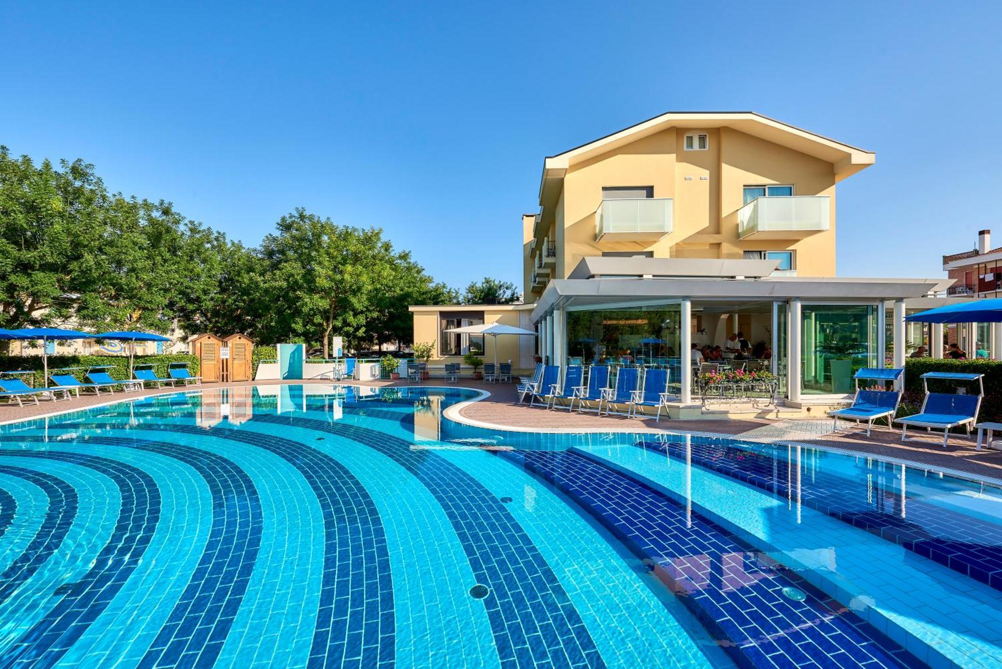 Junior Family Hotel Кавалино-Трепорти Екстериор снимка