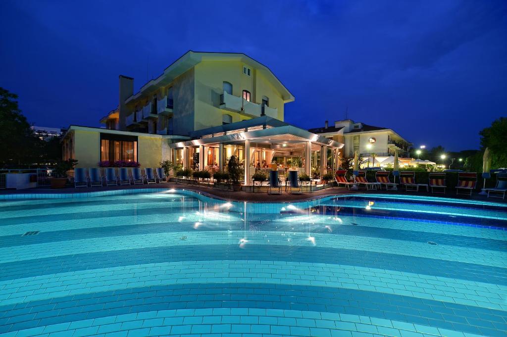 Junior Family Hotel Кавалино-Трепорти Екстериор снимка